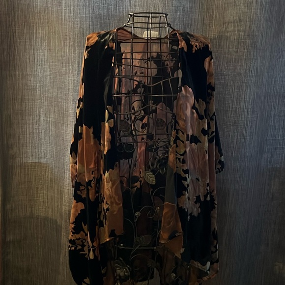 A. Muse Sheer Floral Kimono - Picture 1 of 9